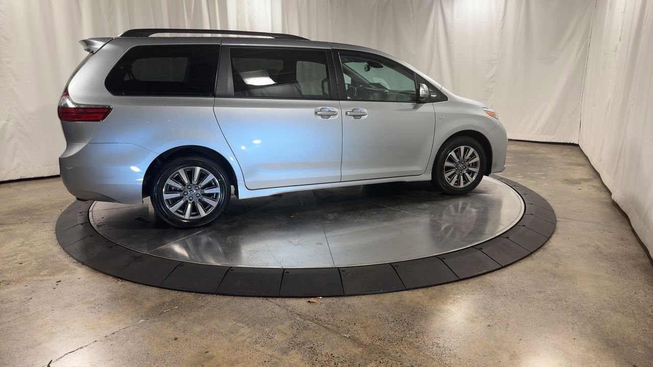 Used 2020 Toyota Sienna Limited image 9