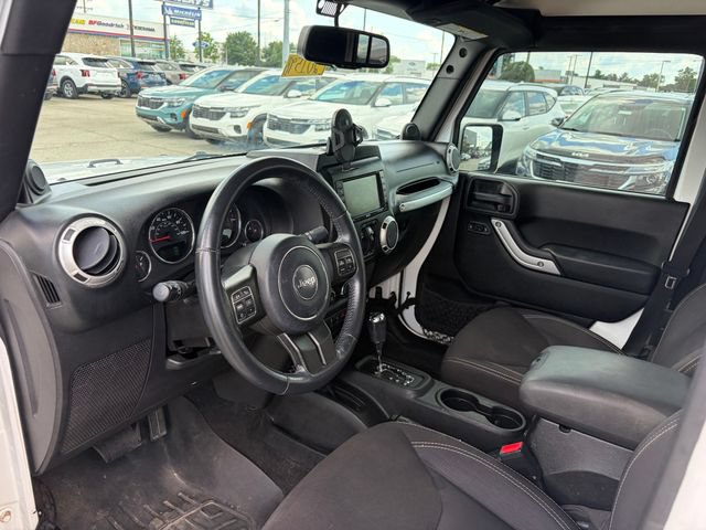 Used 2014 Jeep Wrangler Unlimited Sahara w/ Dual Top Group AWD/4WD image 2