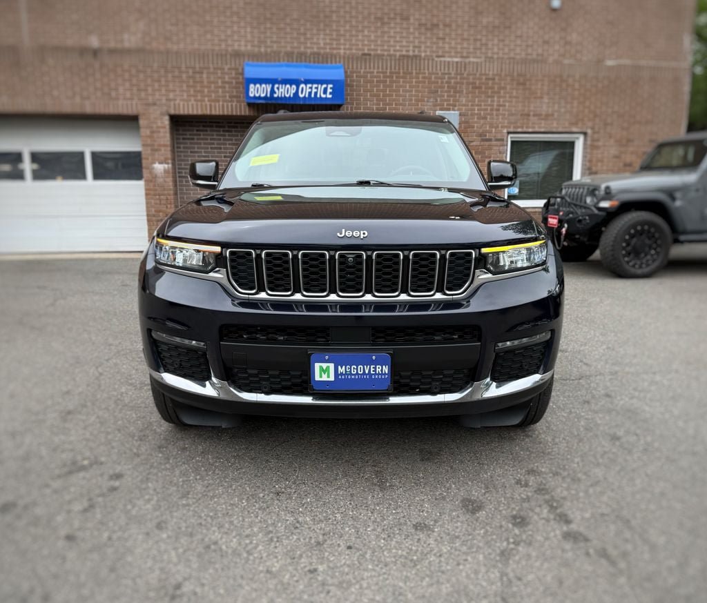 Used 2023 Jeep Grand Cherokee L Limited w/ Luxury Tech Group II AWD/4WD image 2