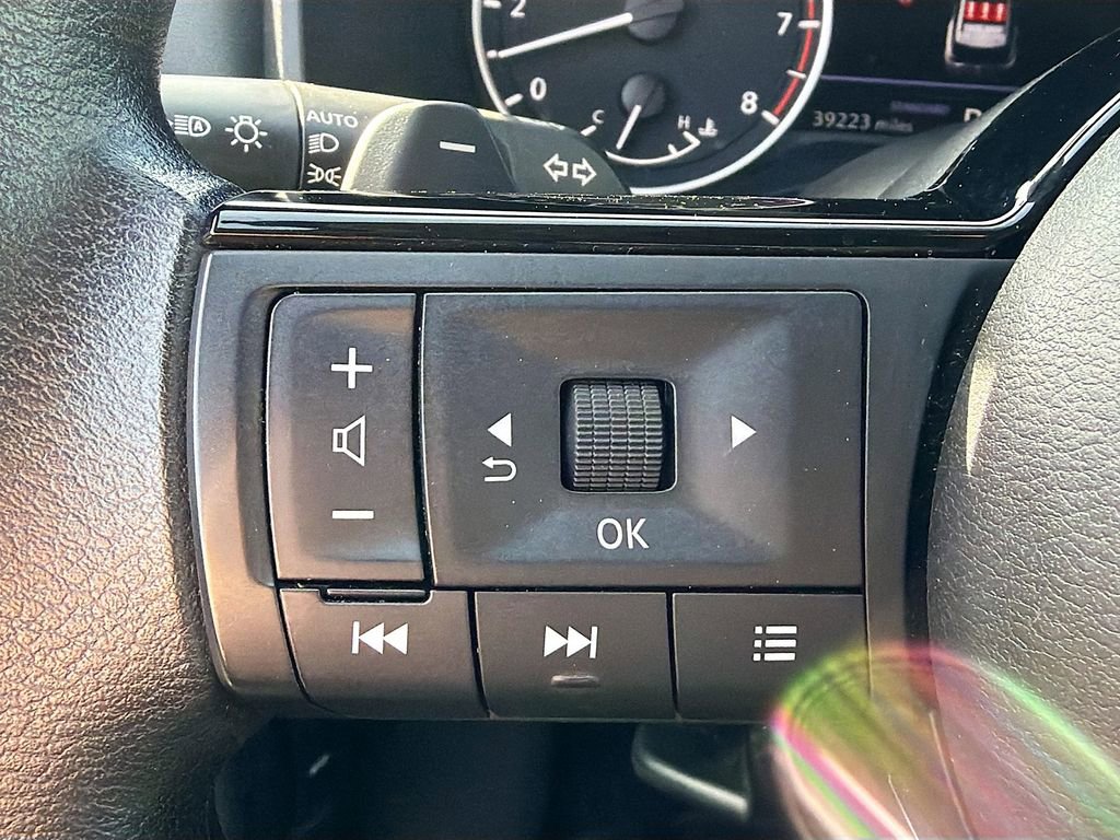 Used 2023 Nissan Rogue SV image 37