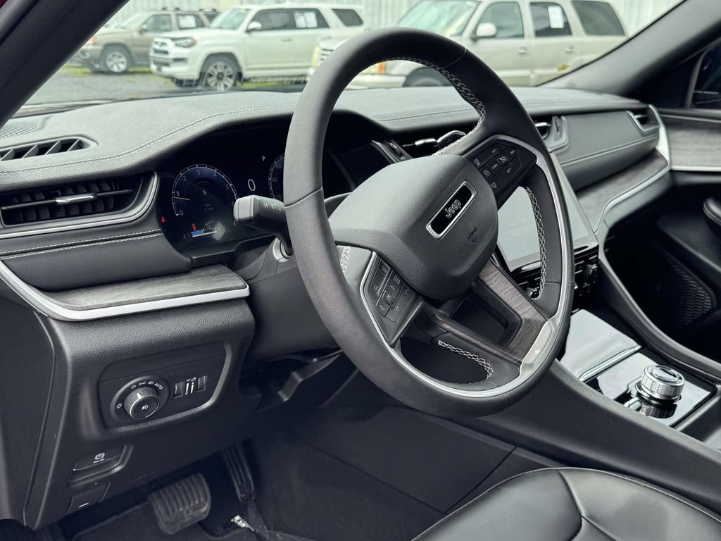 Used 2025 Jeep Grand Cherokee Limited AWD/4WD image 2