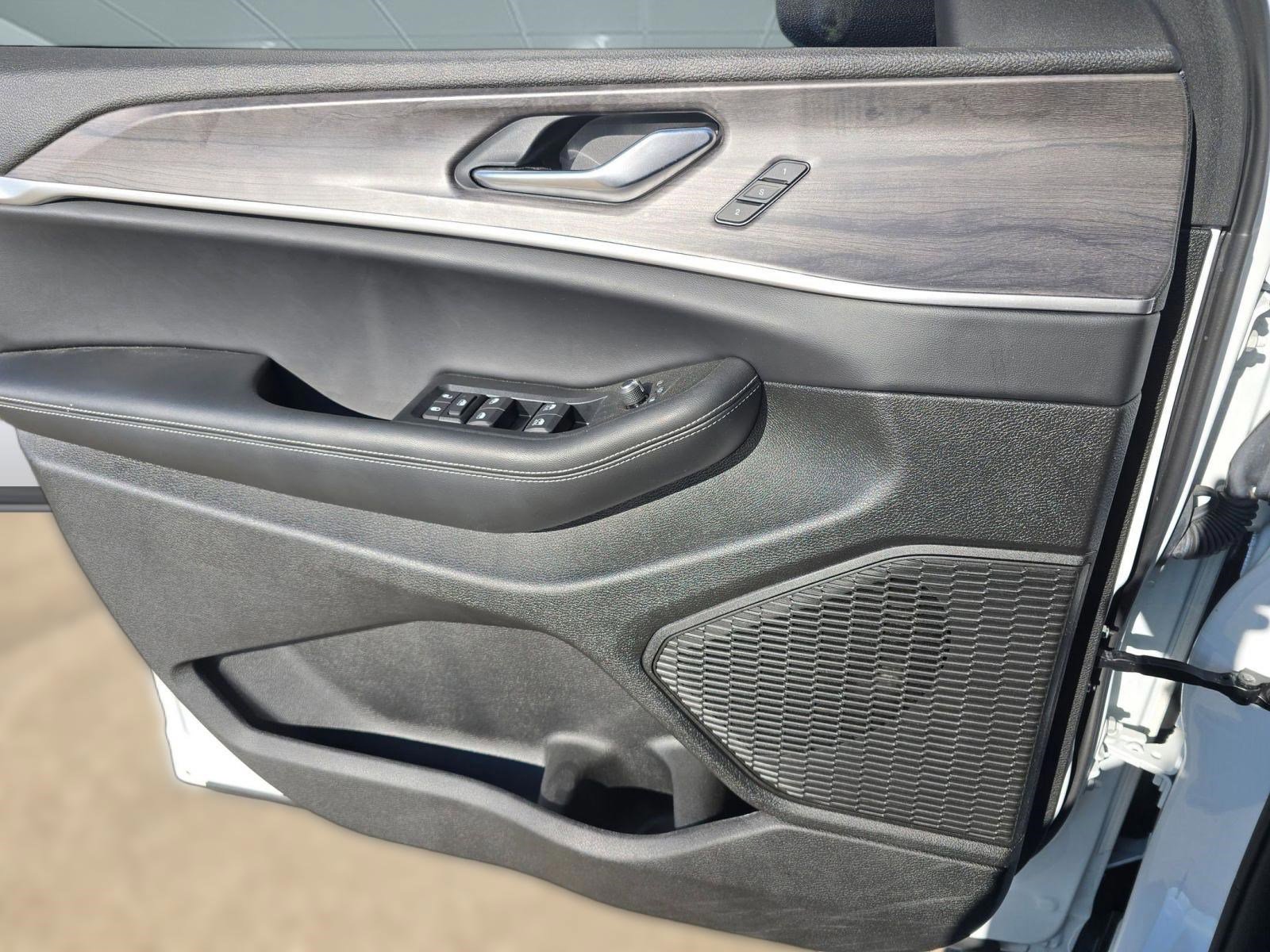 Used 2025 Jeep Grand Cherokee L Limited w/ Luxury Tech Group II image 11