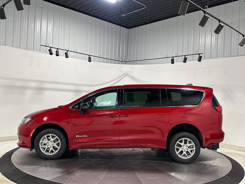 Used 2027 Chrysler Pacifica LX FWD image 14