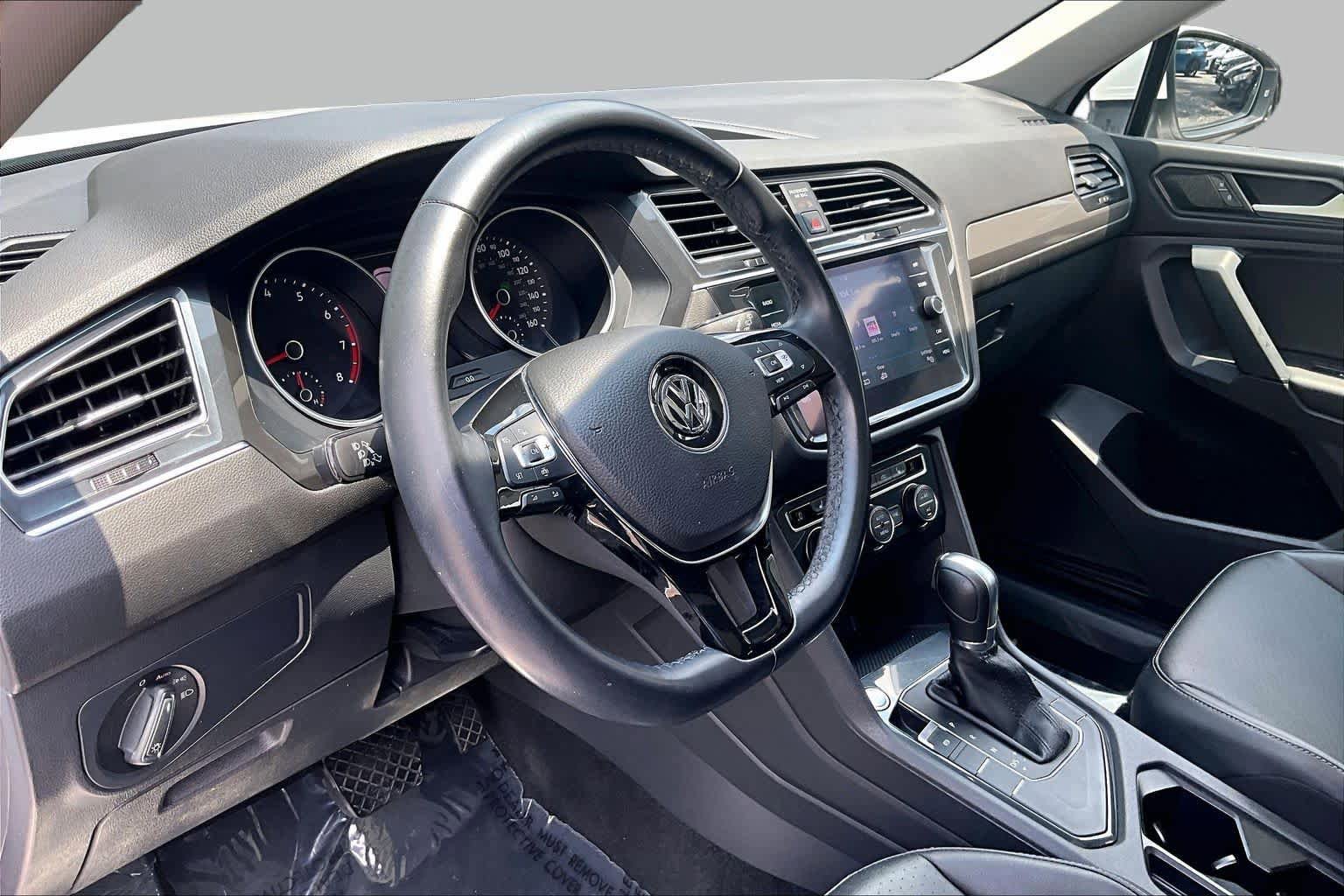 Used 2019 Volkswagen Tiguan SE w/ Panoramic Sunroof Package FWD image 18