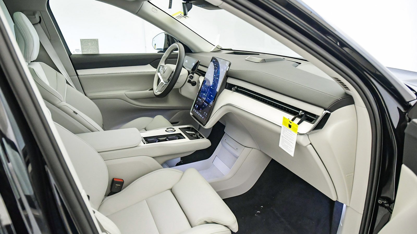 New 2025 Volvo EX90 Plus w/ Protection Package Premier image 17