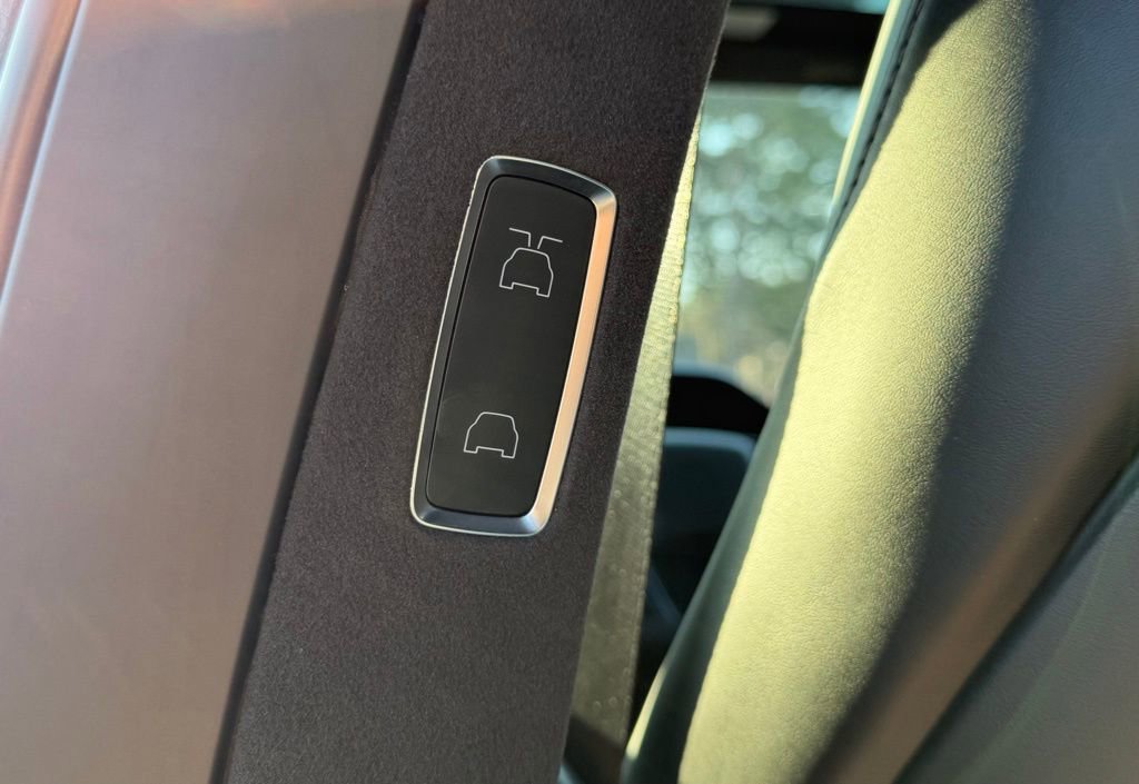 Used 2022 Tesla Model X image 31