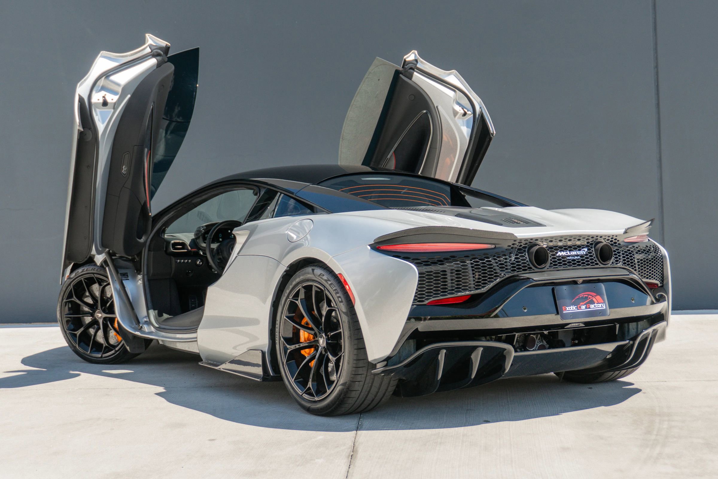 Used 2023 McLaren Artura RWD image 13