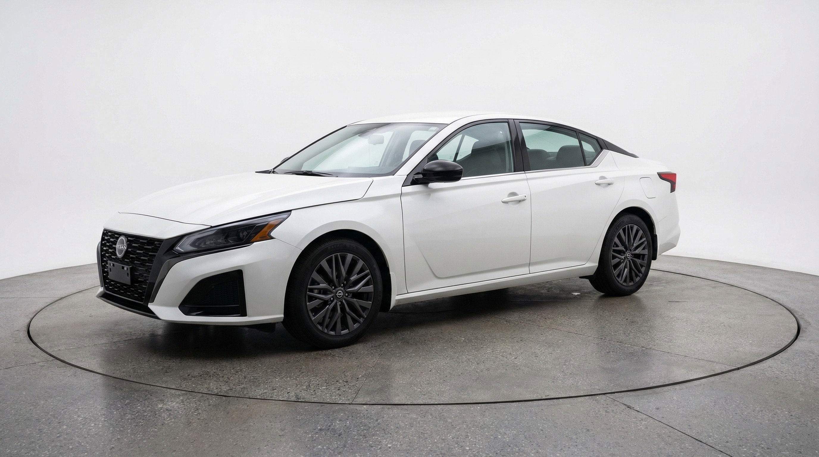 Used 2025 Nissan Altima 2.5 SV FWD image 3