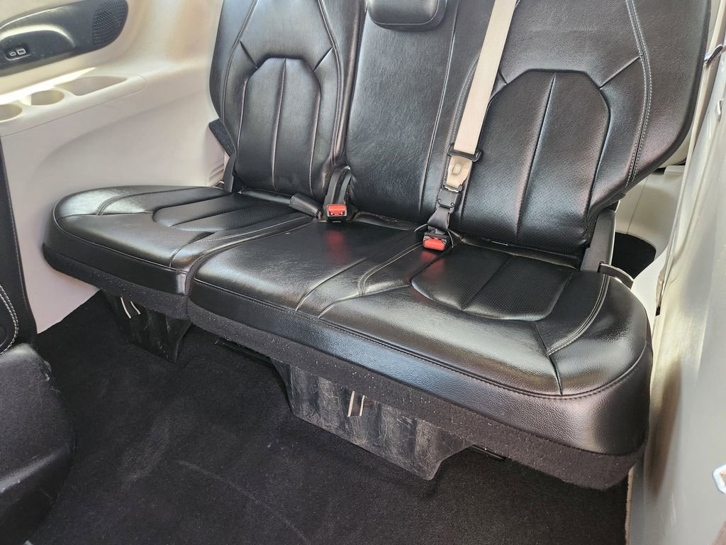 Used 2022 Chrysler Pacifica Touring-L w/ Uconnect Theater Family Group image 19