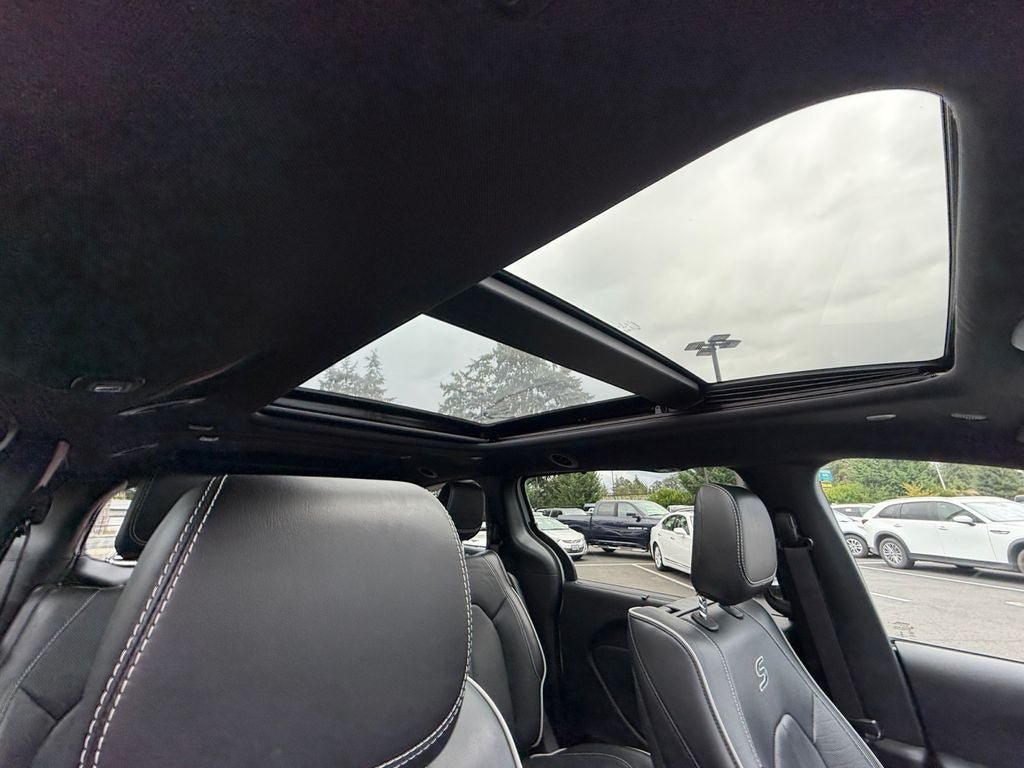 Used 2023 Chrysler Pacifica Limited w/ Uconnect Theater Family Group FWD image 27