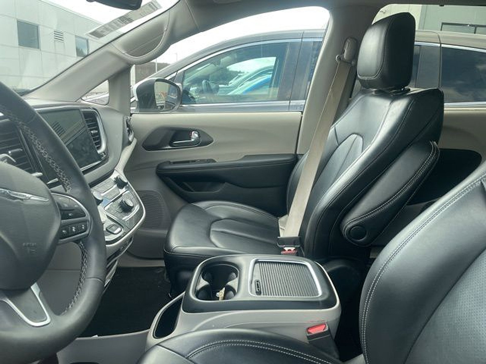 Used 2023 Chrysler Pacifica Touring-L image 5