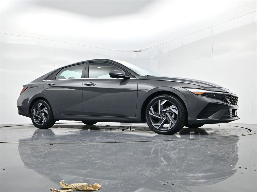 Used 2025 Hyundai Elantra SEL image 34