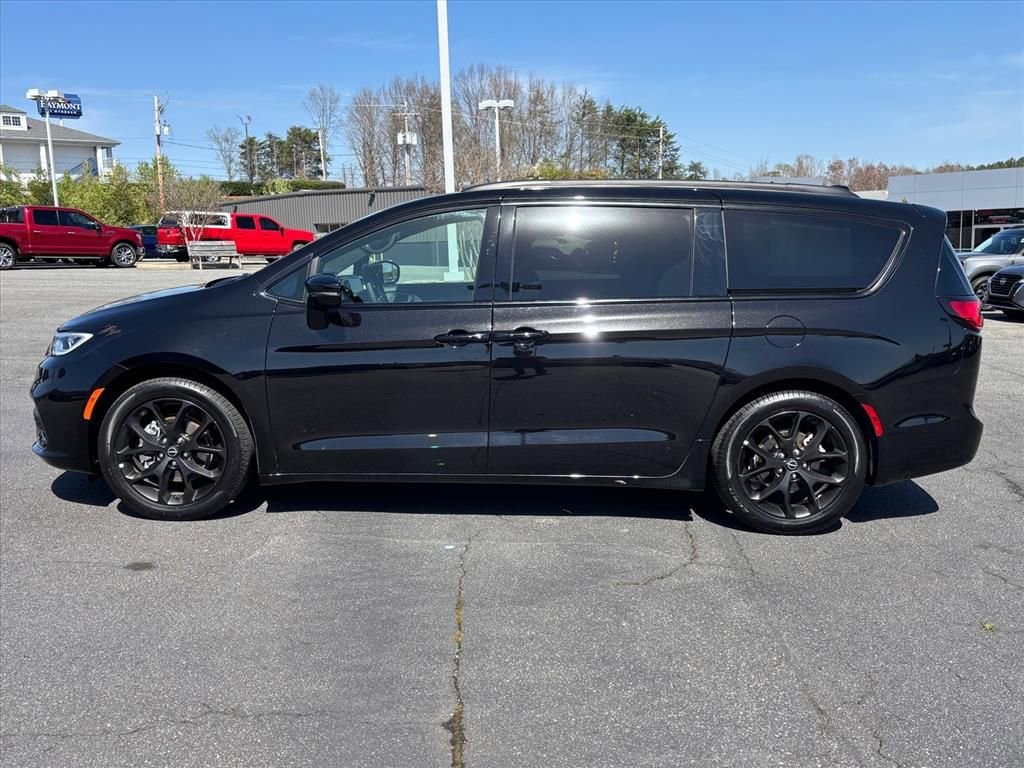 Used 2025 Chrysler Pacifica Limited image 23