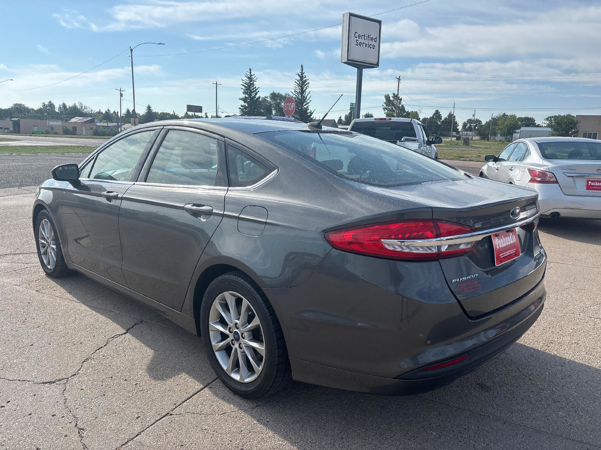 Used 2017 Ford Fusion SE w/ Fusion SE Technology Package image 3