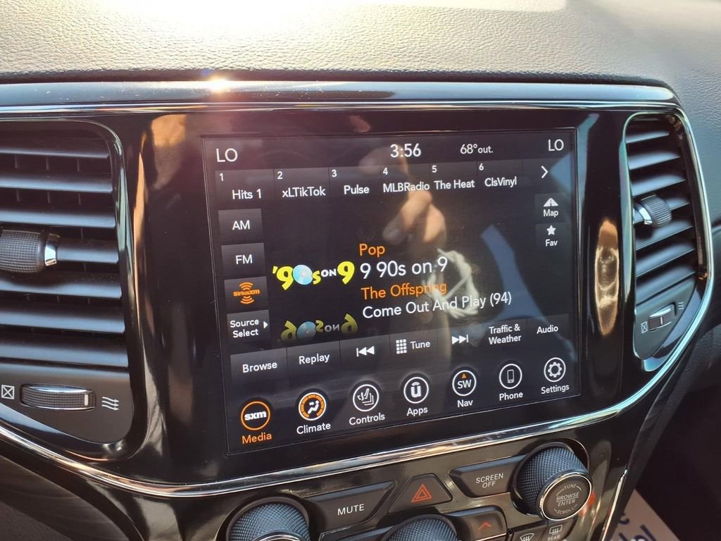 Used 2021 Jeep Grand Cherokee Laredo X image 5