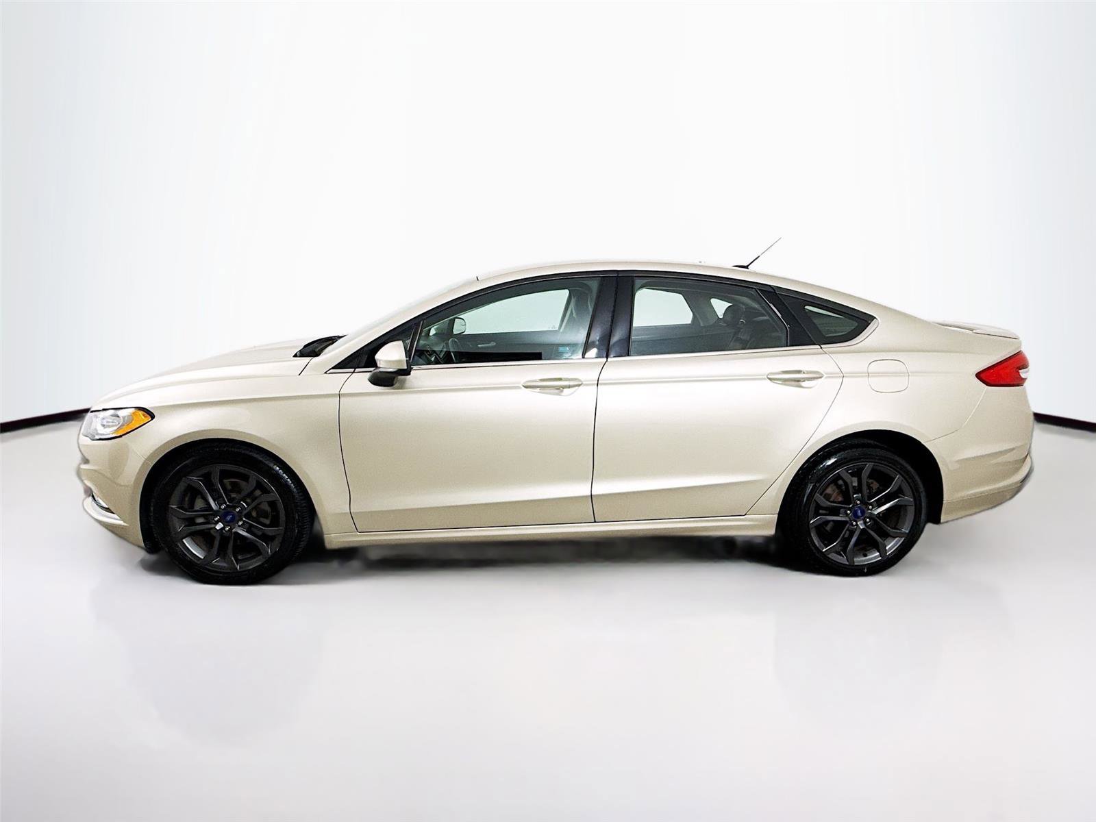 Used 2018 Ford Fusion SE w/ Equipment Group 201A image 4