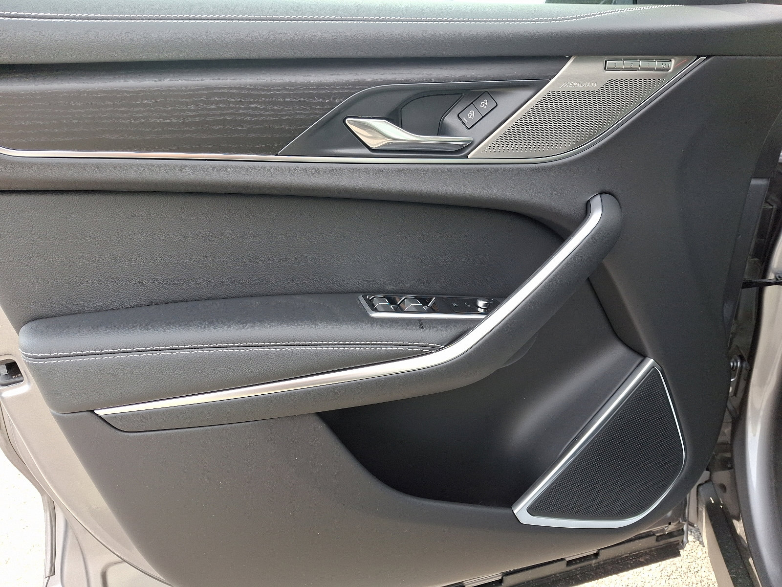 New 2025 Jaguar F-PACE R-Dynamic S image 10