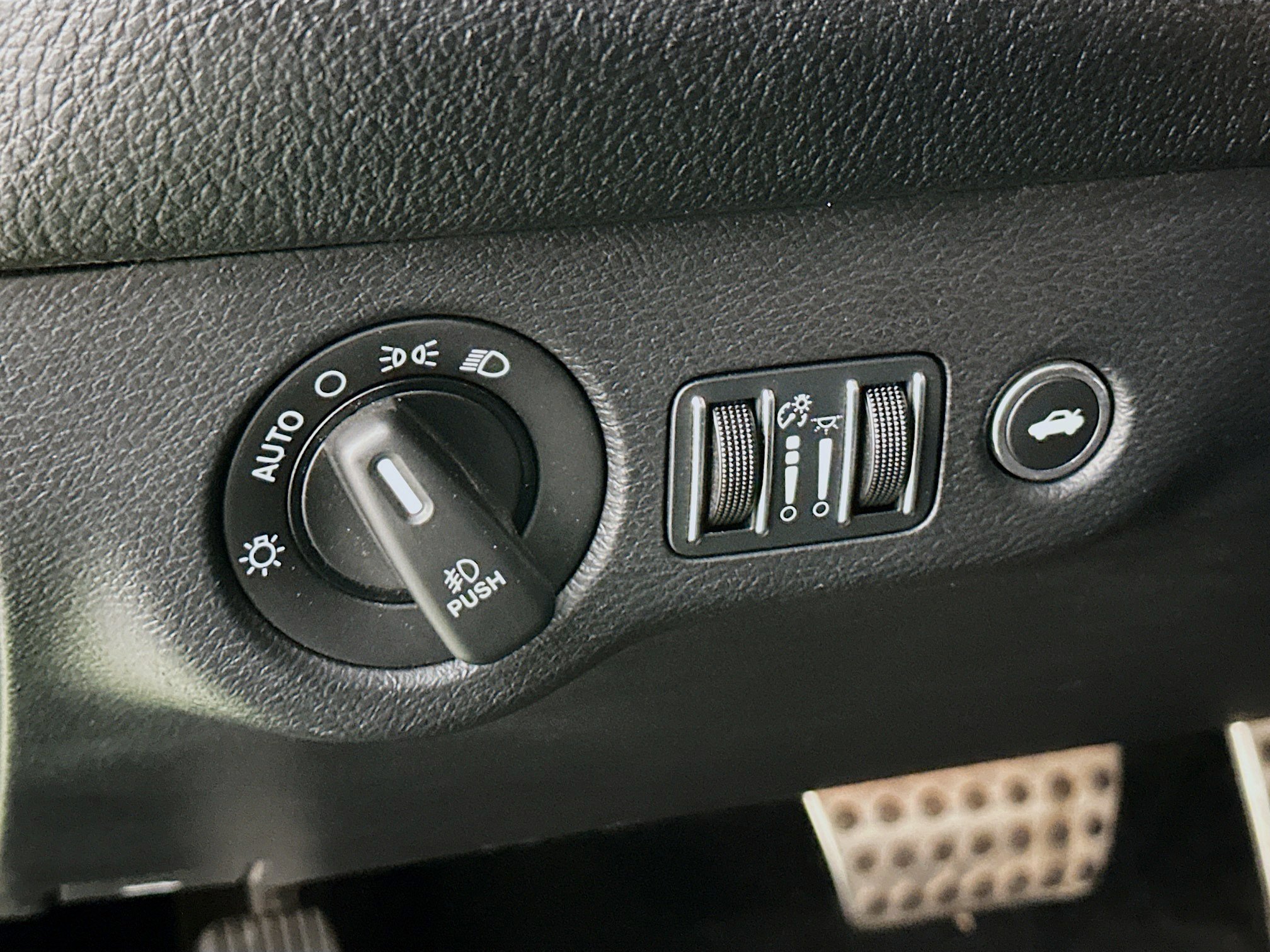 Used 2015 Dodge Challenger SRT w/ Technology Group RWD image 17