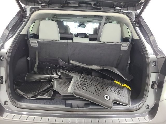 Used 2022 Toyota Highlander XLE FWD image 38