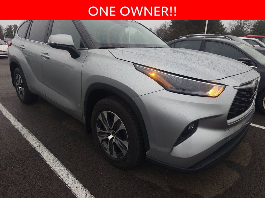 Used 2023 Toyota Highlander XLE image 3