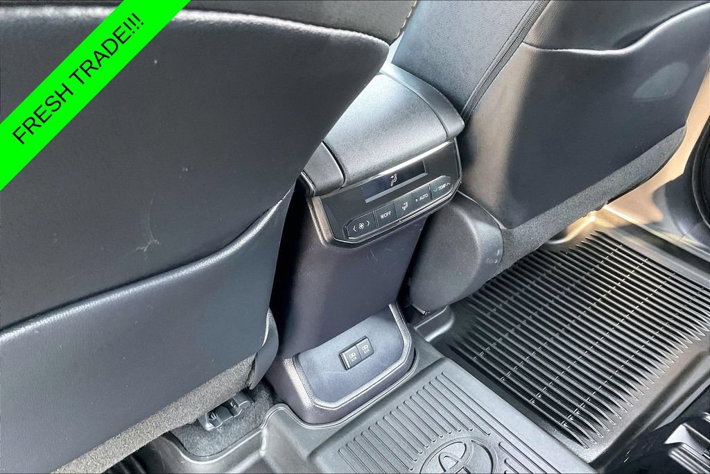 Used 2021 Toyota Highlander XLE AWD/4WD image 10