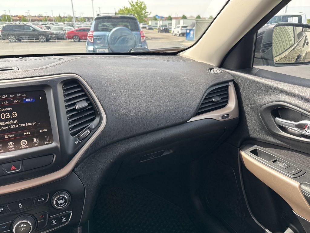 Used 2017 Jeep Cherokee Latitude w/ Cold Weather Group FWD image 26
