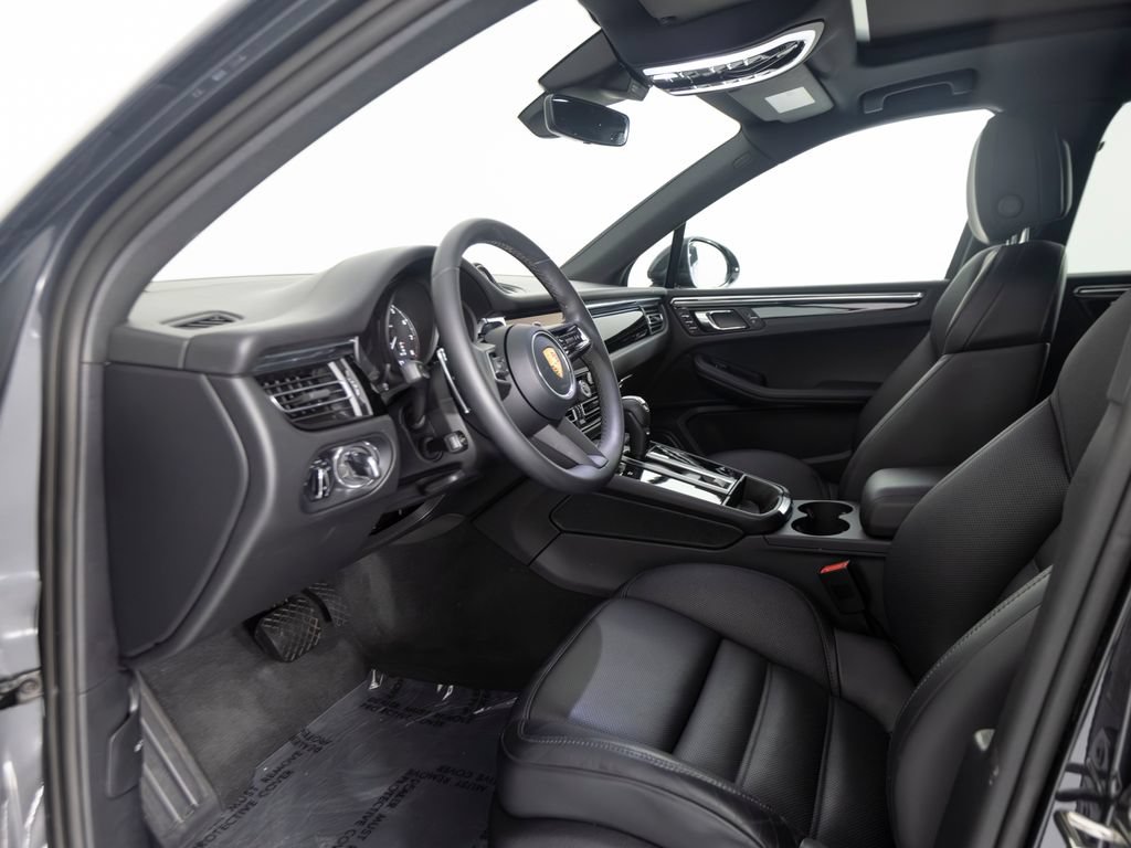 Certified 2026 Porsche Macan AWD/4WD image 5