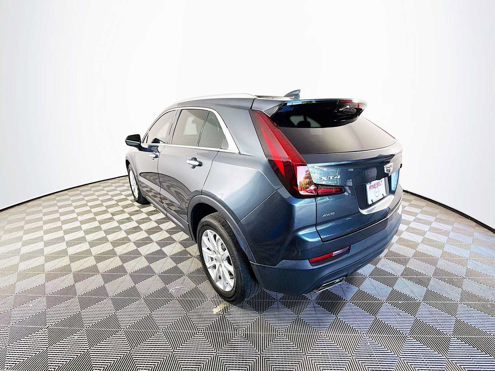 Used 2021 Cadillac XT4 Luxury w/ Cold Weather Package AWD/4WD image 6
