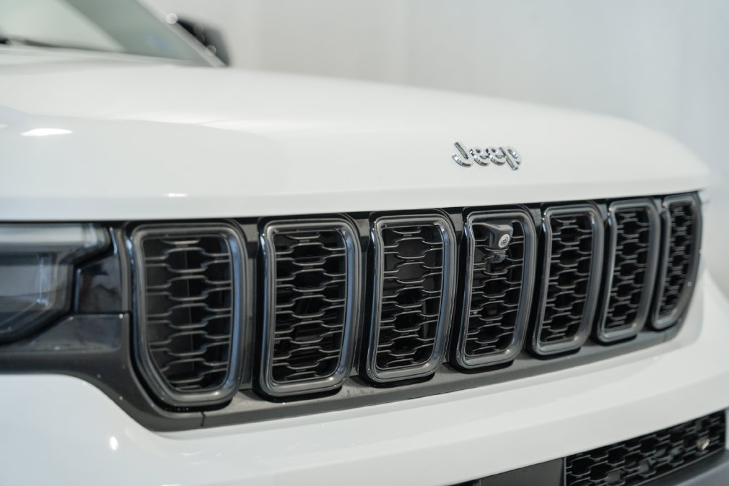 Certified 2023 Jeep Grand Cherokee L Limited w/ Luxury Tech Group II AWD/4WD image 13