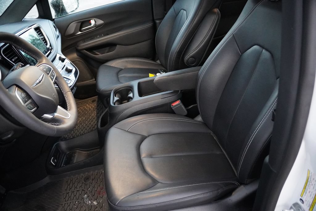 Used 2025 Chrysler Pacifica Select w/ Uconnect Theater Family Group AWD/4WD image 5