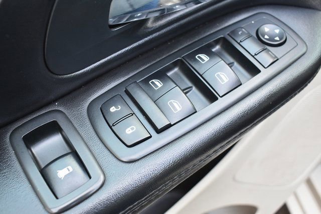 Used 2013 Dodge Grand Caravan SXT w/ Rear Park Assist Pkg image 15