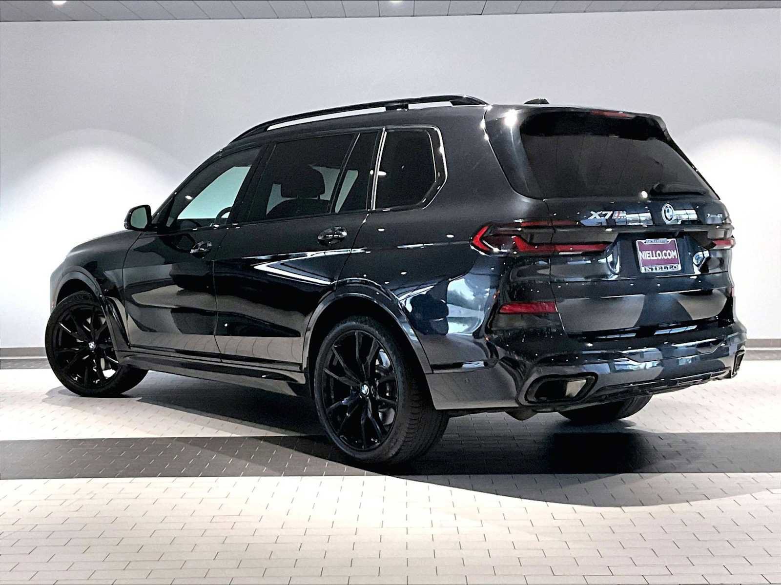 Used 2024 BMW X7 xDrive40i w/ M Sport Package image 3