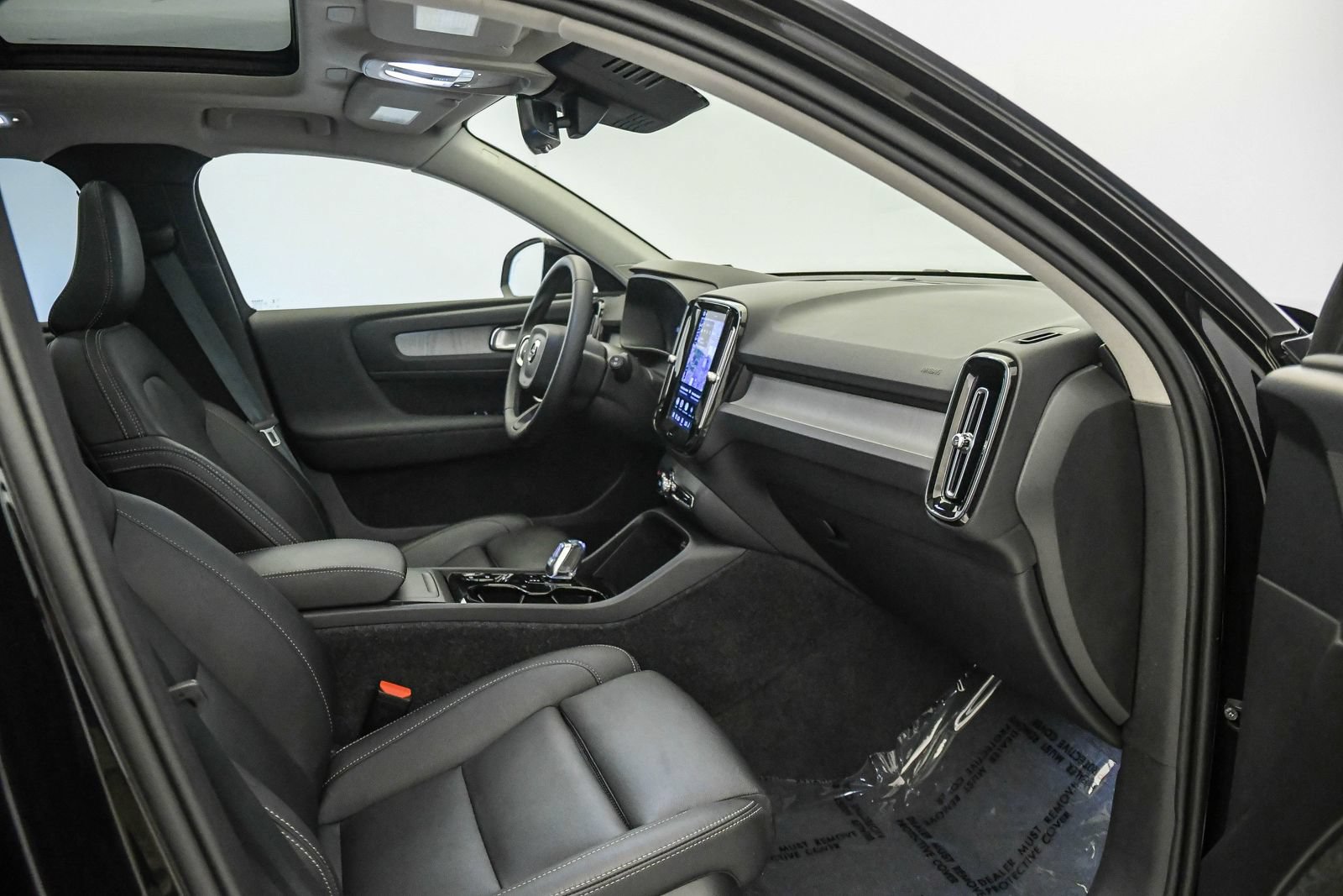 Certified 2026 Volvo XC40 B5 Plus AWD/4WD image 16