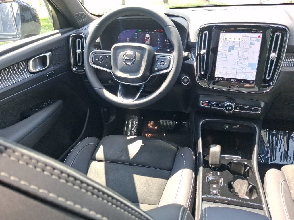 Used 2023 Volvo XC40 B5 Plus w/ Climate Package image 10