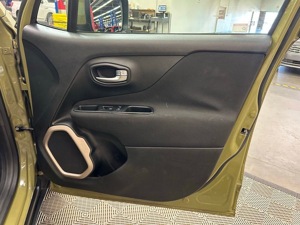 Used 2015 Jeep Renegade Latitude image 17