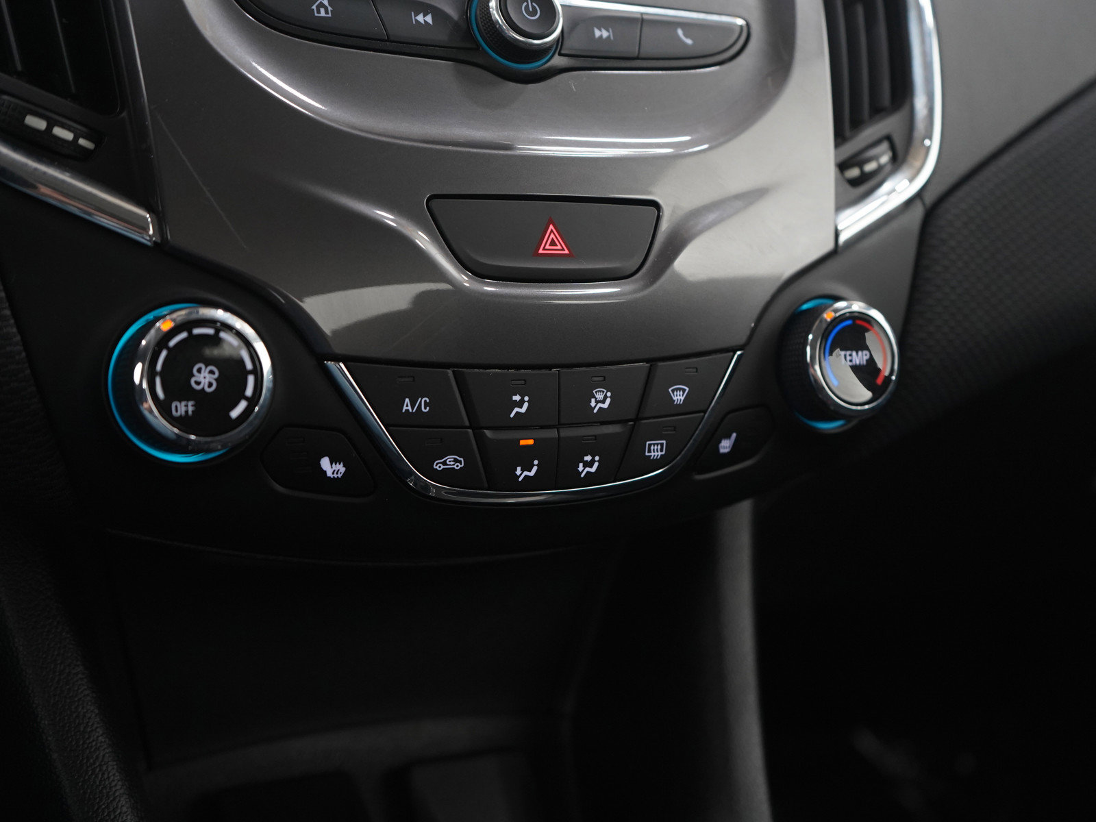 Used 2018 Chevrolet Cruze LT w/ Convenience Package image 21