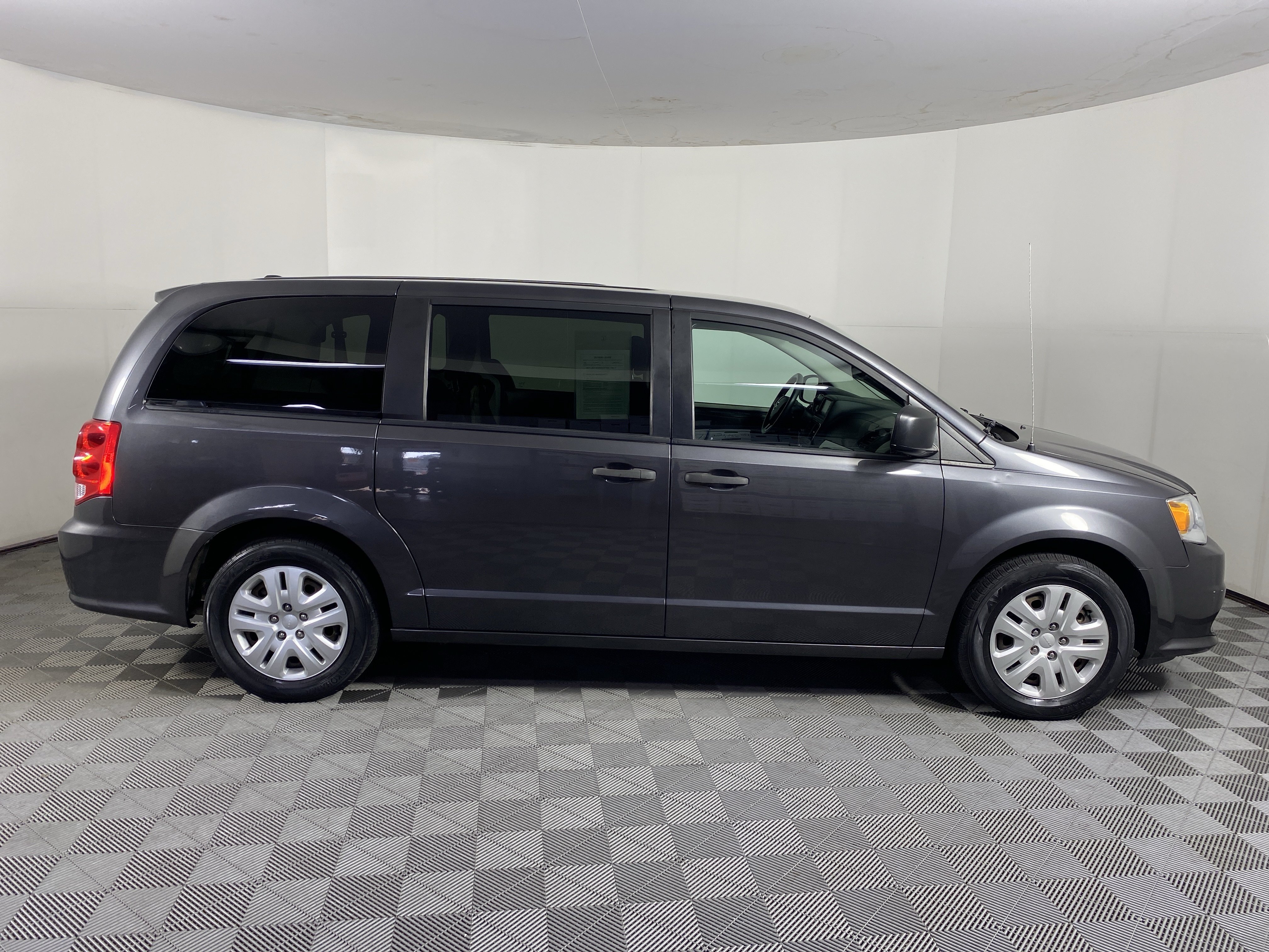 Used 2019 Dodge Grand Caravan SE w/ UConnect Hands-Free Group FWD image 4