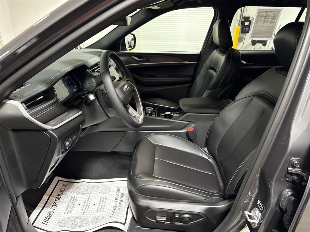 Used 2025 Jeep Grand Cherokee Limited image 19