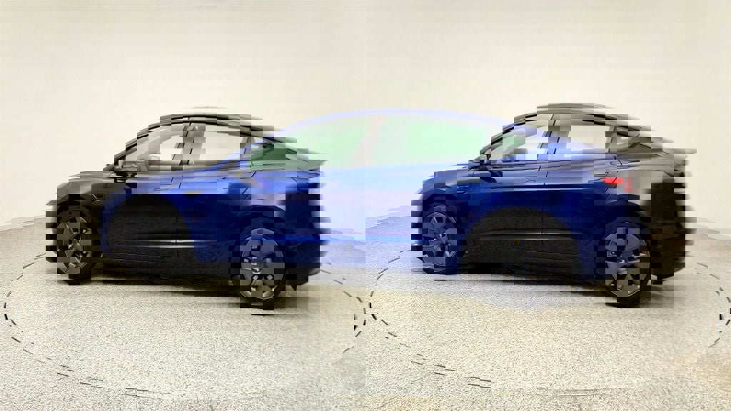 Used 2023 Tesla Model 3 Standard Range image 8