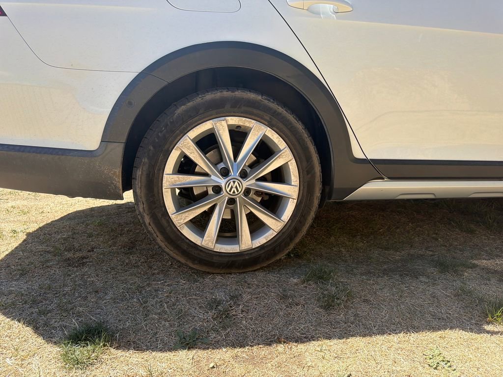 Used 2017 Volkswagen Golf Alltrack SE image 33
