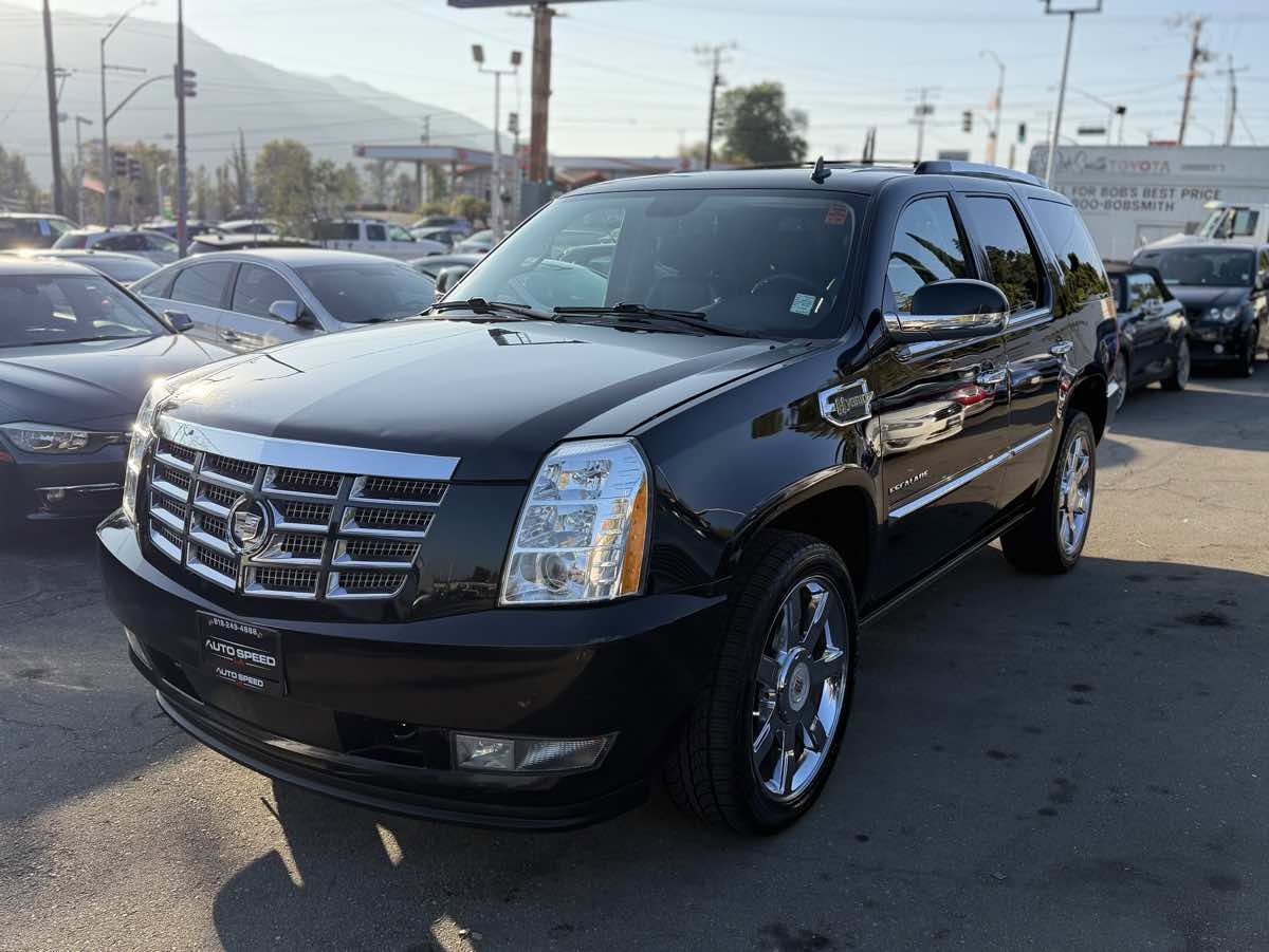 Used 2011 Cadillac Escalade 4WD Hybrid image 3