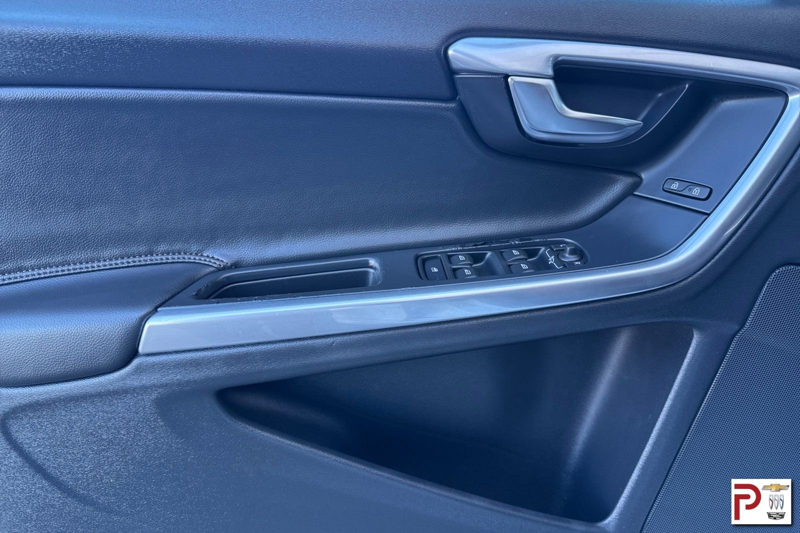 Used 2018 Volvo V60 T5 Cross Country image 12