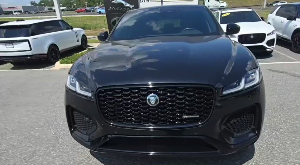 Used 2025 Jaguar F-PACE R-Dynamic S image 3
