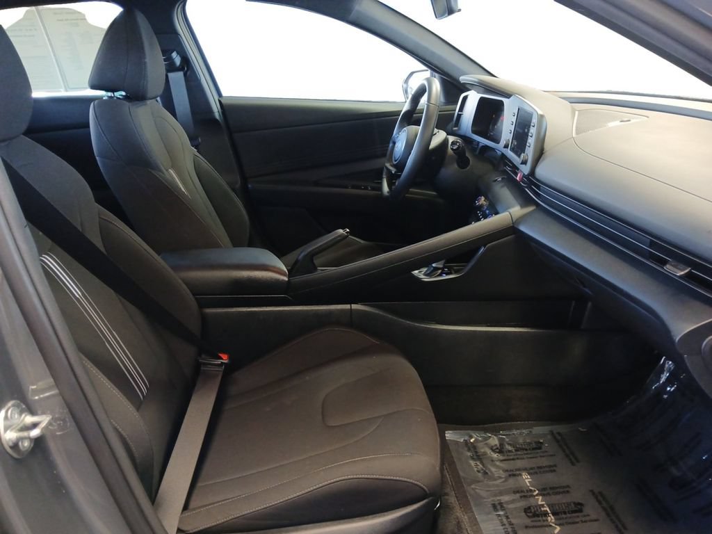 Used 2025 Hyundai Elantra Sport FWD image 18