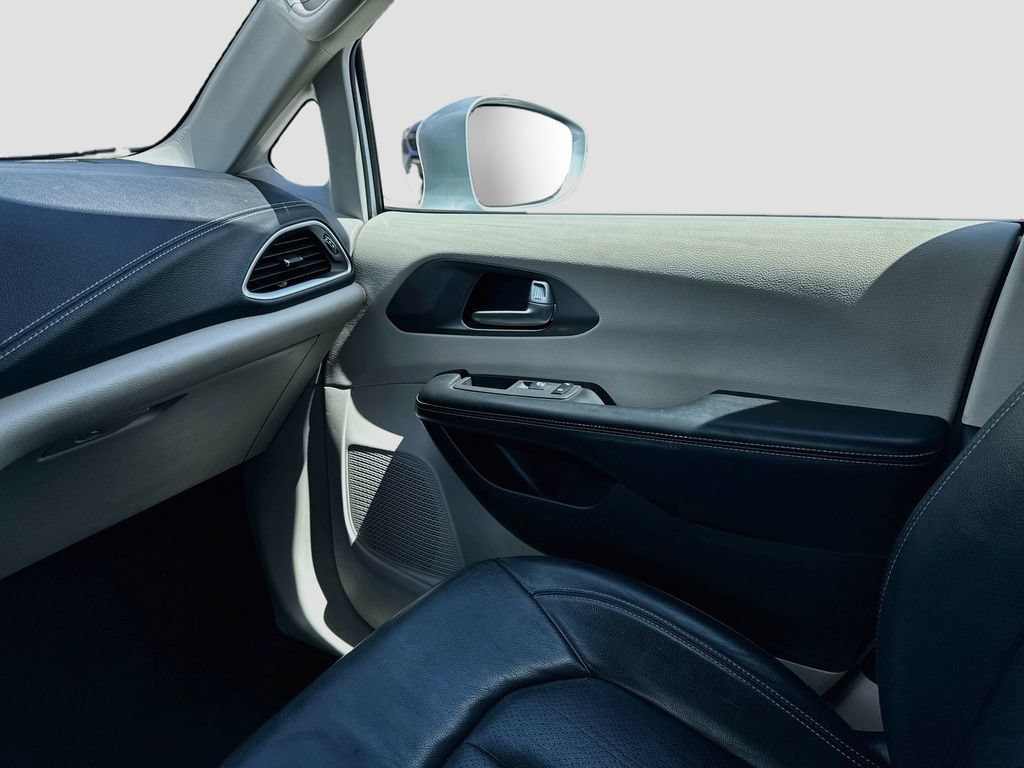 Used 2022 Chrysler Pacifica Touring-L FWD image 26