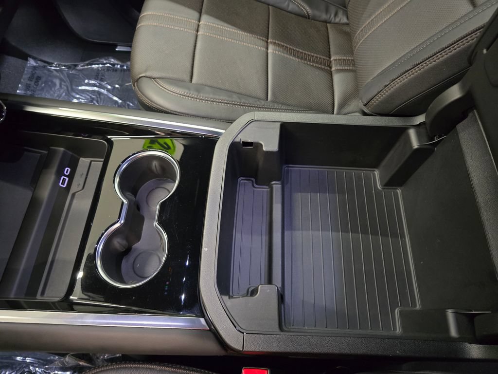 Used 2025 Chevrolet Suburban High Country RWD image 29
