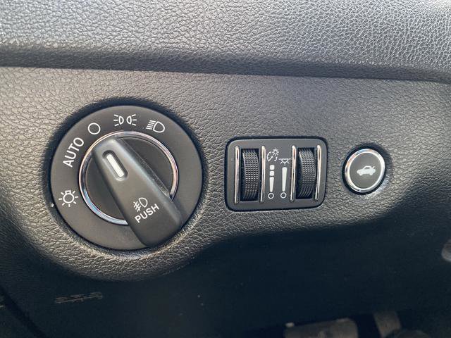 Used 2018 Chrysler 300 Limited w/ Safetytec Plus Group image 27