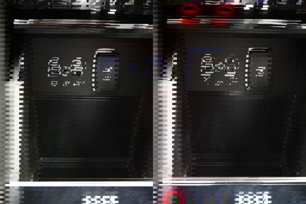 Used 2025 Jeep Grand Cherokee L Laredo image 25