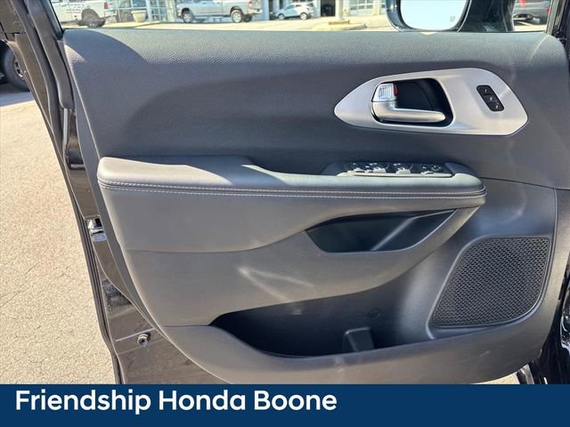 Used 2025 Chrysler Pacifica Limited FWD image 11