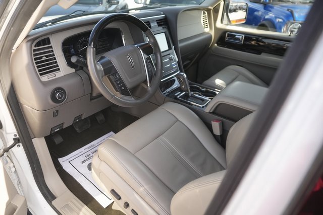 Used 2017 Lincoln Navigator Select image 8